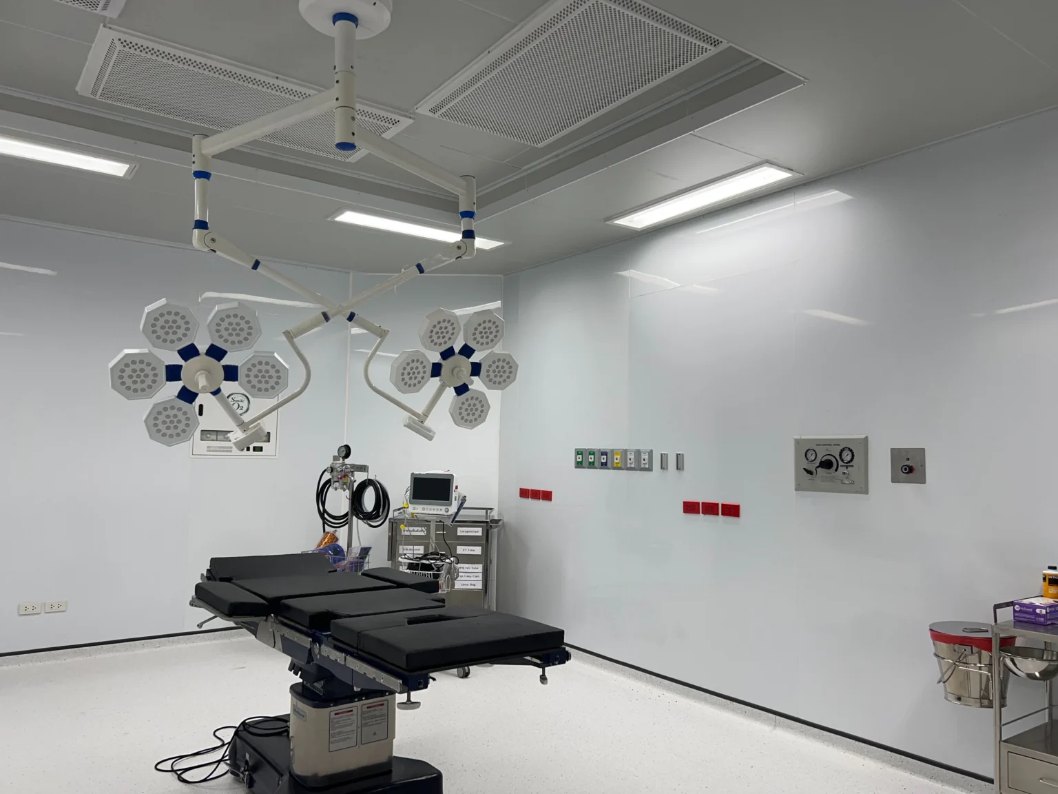 หัวจ่ายก๊าซทางการแพทย์ ห้องผ่าตัด รพ.เจษฎา | Two Brothers Medical
