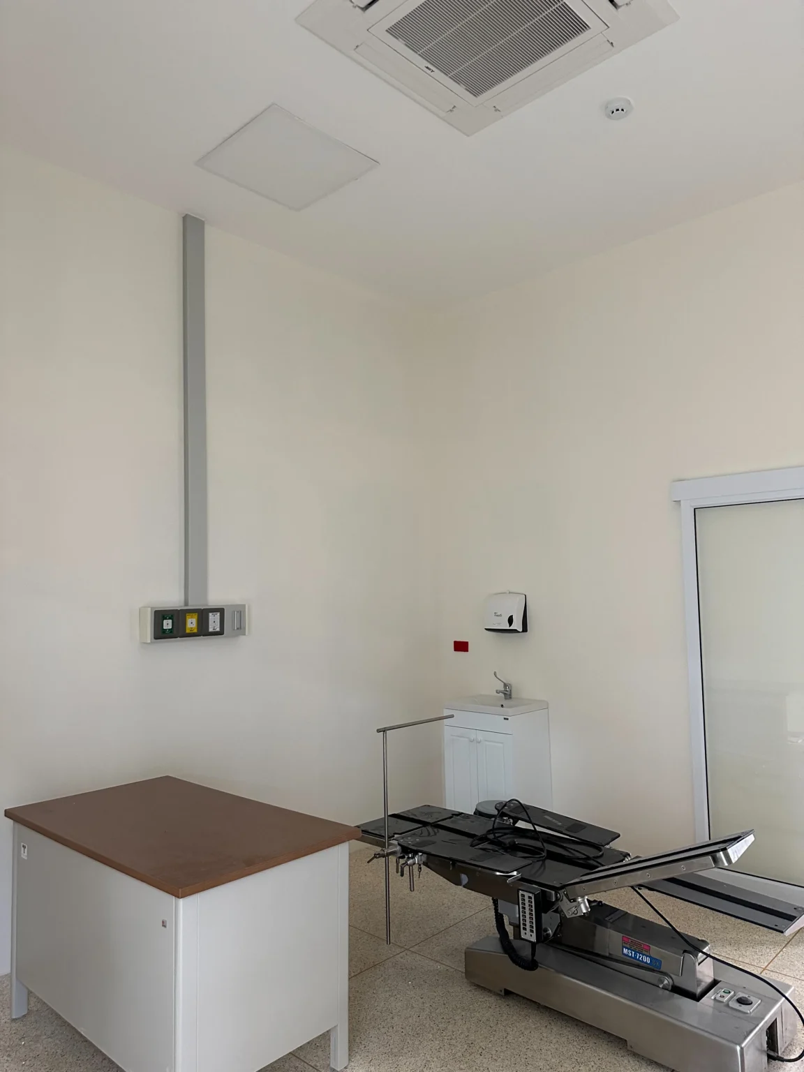 ห้องหัตถการ อาคาร 3 ชั้น รพ.วารินอินเตอร์เนชั่นแนล | Two Brothers Medical