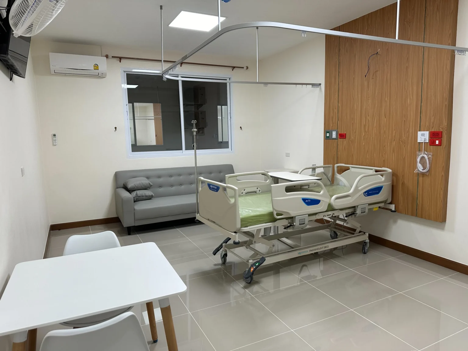 ห้องผู้ป่วยพิเศษ เตียงผู้ป่วย รพ.วารินอินเตอร์เนชั่นแนล | Two Brothers Medical