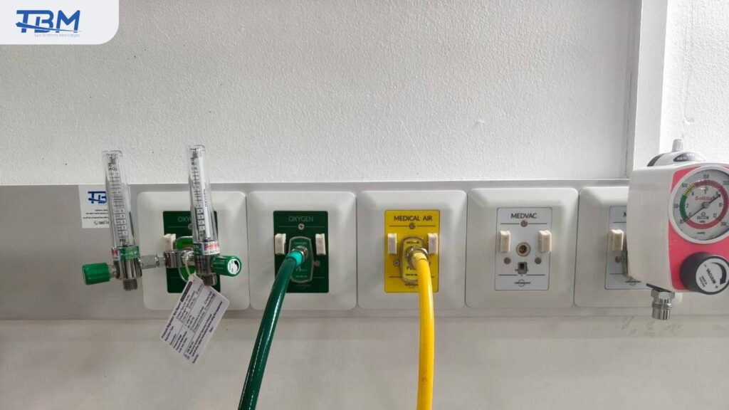 Medical Air คืออะไร ? ต่างจากออกซิเจนอย่างไรในระบบโรงพยาบาล Flowmeter ต่อสายสีเขียวเข้าหัวจ่ายออกซิเจนและสายสีเหลืองเข้าหัวจ่าย Medical Air