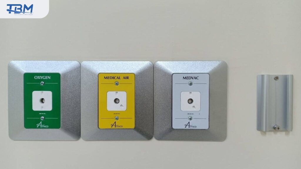 Medical Air คืออะไร ? ต่างจากออกซิเจนอย่างไรในระบบโรงพยาบาล หัวจ่ายออกซิเจน Medical Air และ Medvac วางเรียงกัน