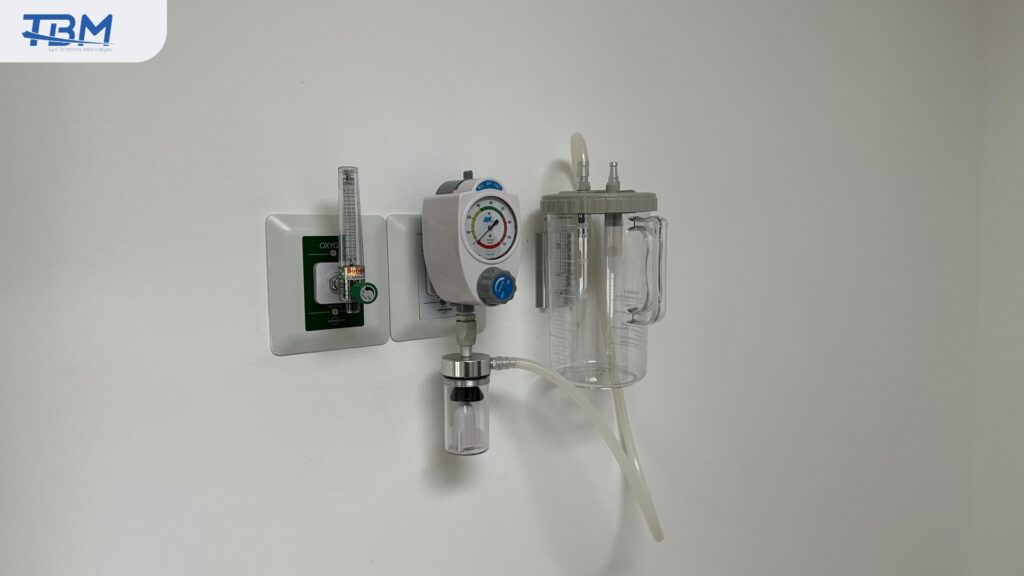 ระบบสุญญากาศทางการแพทย์ คืออะไร ? ทำงานอย่างไรในโรงพยาบาล Vacuum Regulator ต่อขวดดักเสมหะที่หัวจ่ายข้างเตียงผู้ป่วย